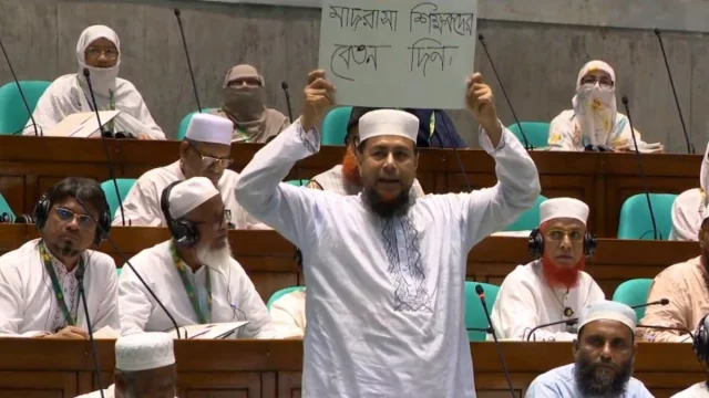 সংসদে প্ল্যাকার্ড হাতে জামায়াত এমপি জানালেন ‘মাদ্রাসার শিক্ষকদের বেতন দিন’